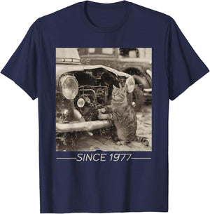 Cat Repairing a Car Vintage Car Mechanic Cat Lovers T-Shirt - T-Shirt | Navy
