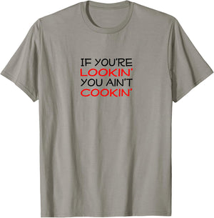 If you're lookin' you ain't cookin' Witty Chef Motto T-Shirt - T-Shirt | Sand
